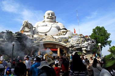 Hàng chục ngàn khách hành hương đổ về đỉnh núi Cấm cầu an