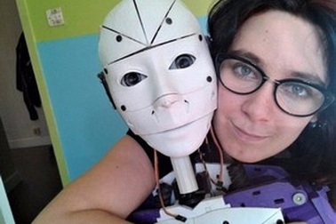 Người phụ nữ yêu và muốn cưới robot làm chồng