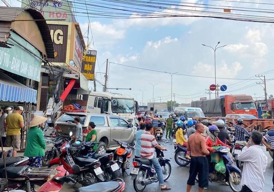 Hung thần húc hàng loạt phương tiện, tông nát nhà dân - 4 Hung thần húc hàng loạt phương tiện, tông nát nhà dân - 4