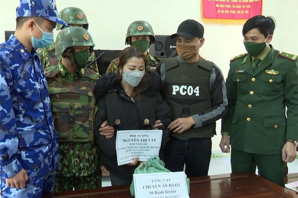 Nữ quái vận chuyển 10 bánh heroin lấy 50 triệu đồng tiền công - 1 Nữ quái vận chuyển 10 bánh heroin lấy 50 triệu đồng tiền công - 1
