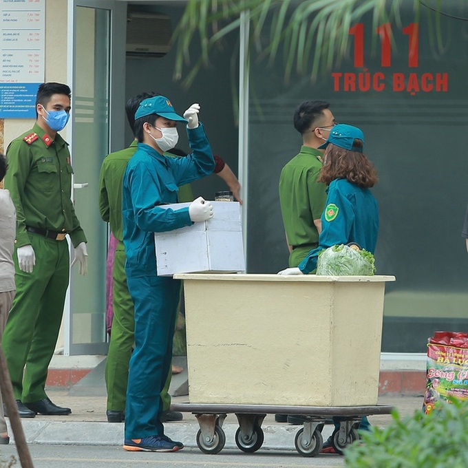 Công an, bảo vệ tổ dân phố đẩy xe phát thực phẩm miễn phí cho người dân Trúc Bạch đang bị cách ly - Ảnh 7. Công an, bảo vệ tổ dân phố đẩy xe phát thực phẩm miễn phí cho người dân Trúc Bạch đang bị cách ly - Ảnh 7.