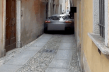 Tài xế chủ quan, siêu xe Ferrari Roma mắc kẹt trong ngõ nhỏ