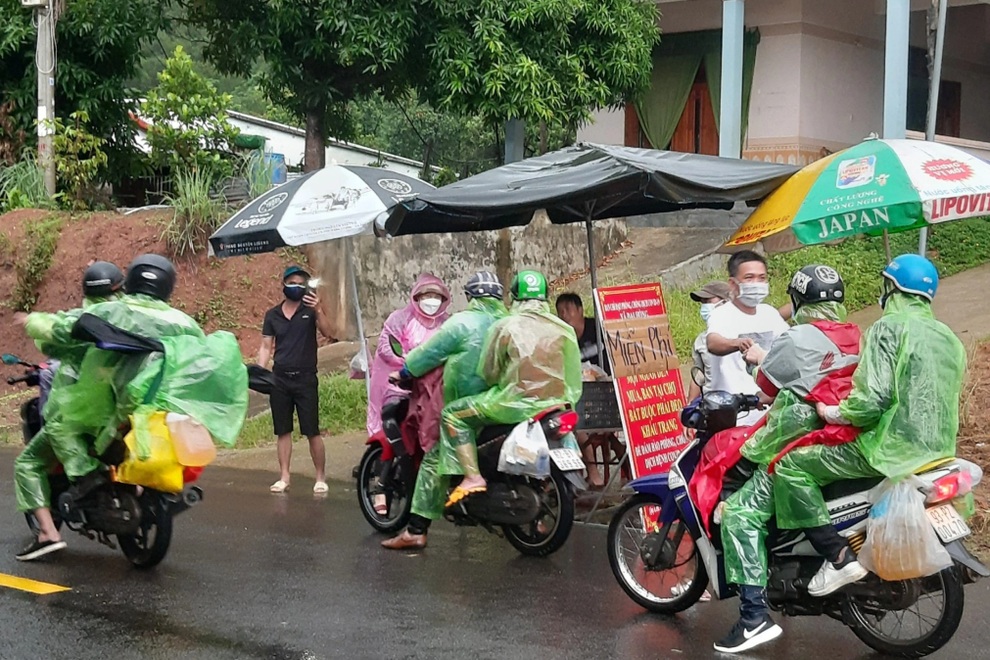 Người dân góp tiền, đội mưa trao sữa, bánh cho dòng người về quê - 4 Người dân góp tiền, đội mưa trao sữa, bánh cho dòng người về quê - 4
