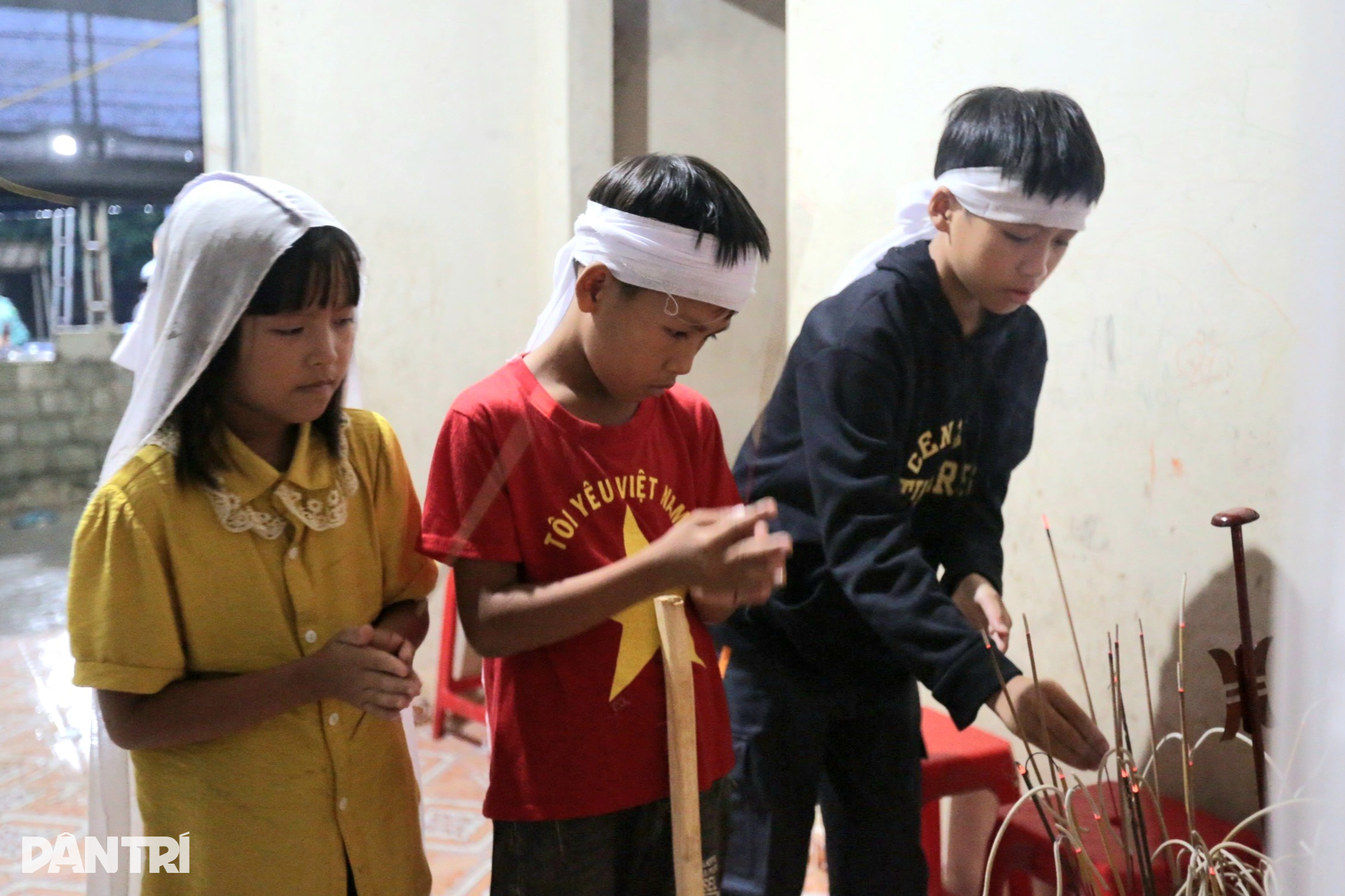 Nỗi đau vùng lũ: Chờ nước rút tiễn người quá cố, nhiều trẻ lâm cảnh mồ côi - 6 Nỗi đau vùng lũ: Chờ nước rút tiễn người quá cố, nhiều trẻ lâm cảnh mồ côi - 6