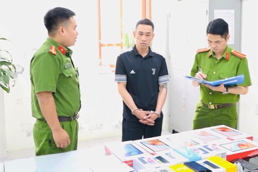 Tên trộm tự đâm dao vào cổ để uy hiếp công an