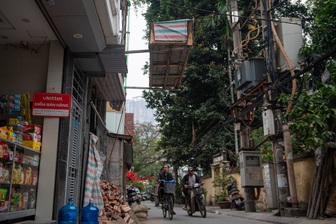 Hiểm nguy từ giàn giáo xây dựng "treo" lơ lửng trên đầu người dân Thủ đô