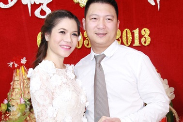 Ca sỹ Mỹ Dung rạng ngời trong lễ ăn hỏi