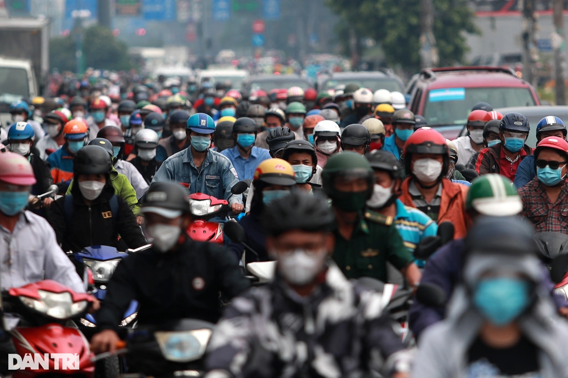 Đường phố ùn tắc trong buổi sáng ngày đầu tiên khi TPHCM mở cửa - 1