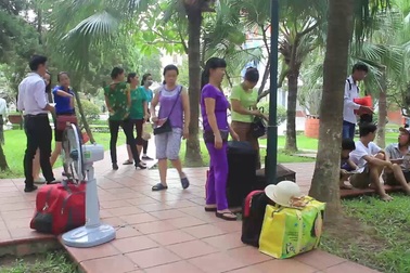 Phụ huynh, sĩ tử vội vã rời thủ đô sau môn thi cuối