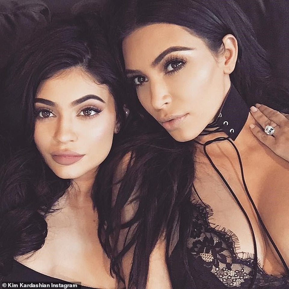 "Missing billionaire" Kylie Jenner turns to Kim Kardashian every time she faces difficulties - 1