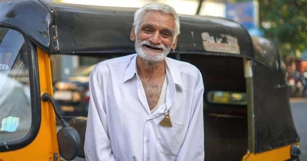 Xúc động cụ ông bán nhà để cháu gái hoàn thành giấc mơ thành giáo viên - 1 Xúc động cụ ông bán nhà để cháu gái hoàn thành giấc mơ thành giáo viên - 1