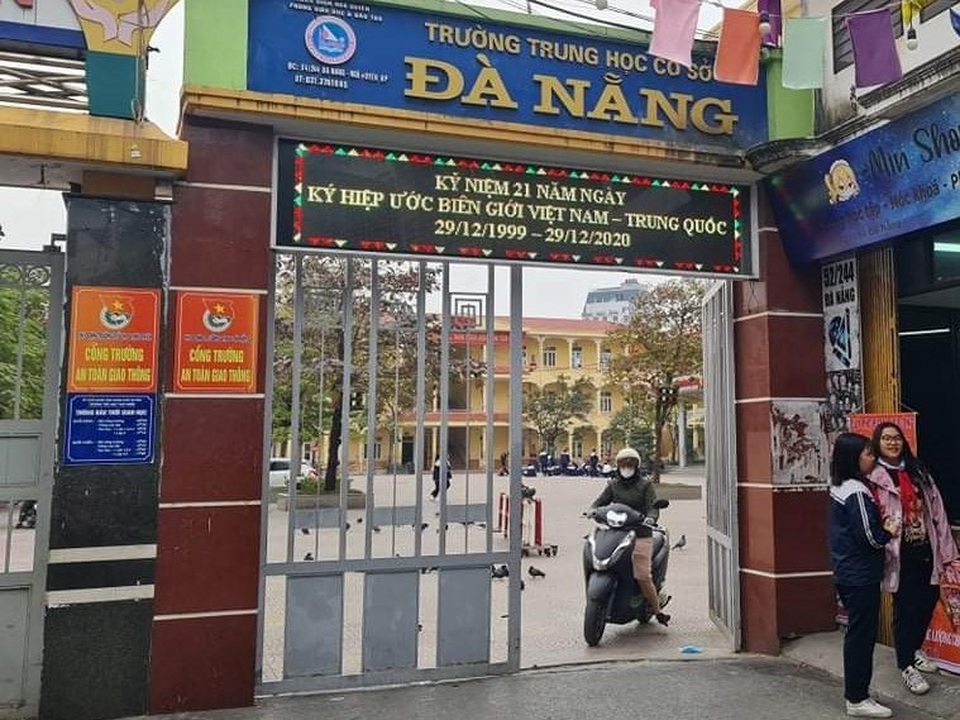 Sử dụng thuốc lá điện tử trong trường, 2 học sinh lớp 8 bị đình chỉ học tập - 1 Sử dụng thuốc lá điện tử trong trường, 2 học sinh lớp 8 bị đình chỉ học tập - 1