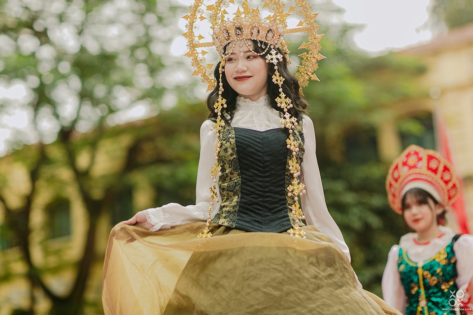 Học sinh THPT Việt Đức khoe sắc trong cổ phục các nước Á, Âu - 2 Học sinh THPT Việt Đức khoe sắc trong cổ phục các nước Á, Âu - 2