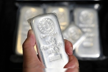 Bạc rớt giá mạnh, người mua có thể lỗ đến 4 triệu đồng/kg chỉ sau một ngày