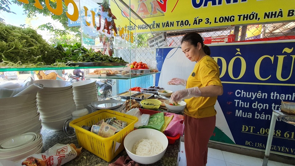 Quán bún riêu miễn phí ở Sài Gòn mời người nghèo đến ăn - 2 Quán bún riêu miễn phí ở Sài Gòn mời người nghèo đến ăn - 2