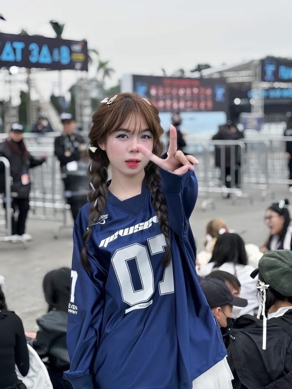 Fan đội mưa xuyên đêm, nằm vạ vật chờ xem Anh trai say hi - 4 Fan đội mưa xuyên đêm, nằm vạ vật chờ xem Anh trai say hi - 4