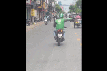 Tài xế xe ôm công nghệ “mở đường” giúp xe cứu thương