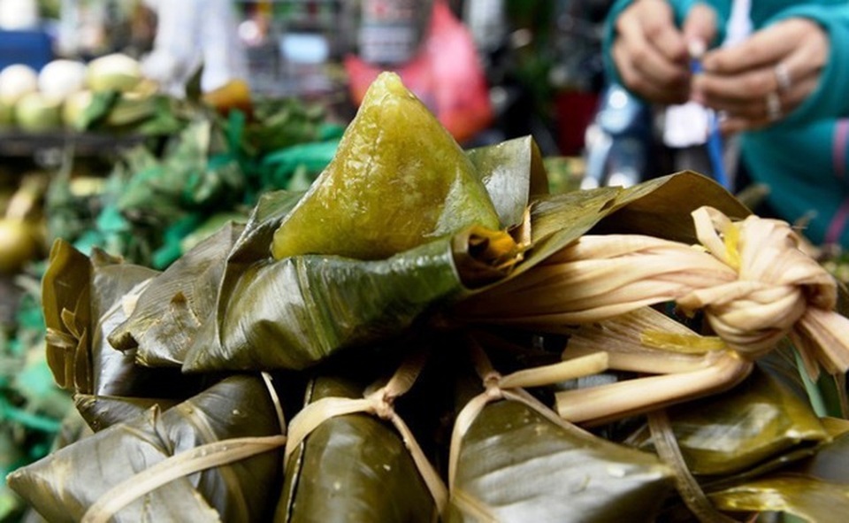 Trong 1 tiếng bán hết veo 100 chiếc bánh ú tro Tết Đoan ngọ - 2 Trong 1 tiếng bán hết veo 100 chiếc bánh ú tro Tết Đoan ngọ - 2