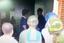 Nam thanh niên nghi ngáo đá, ém hung khí cố thủ trong nhà