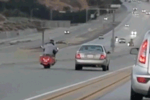 Tai nạn kinh hoàng do ôtô và xe máy kèn cựa nhau