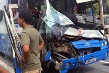 Xe tải dìu xe khách mất phanh lao đèo thoát tai nạn thảm khốc