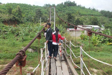 “Đánh đu” mạng sống cho cầu treo xuống cấp