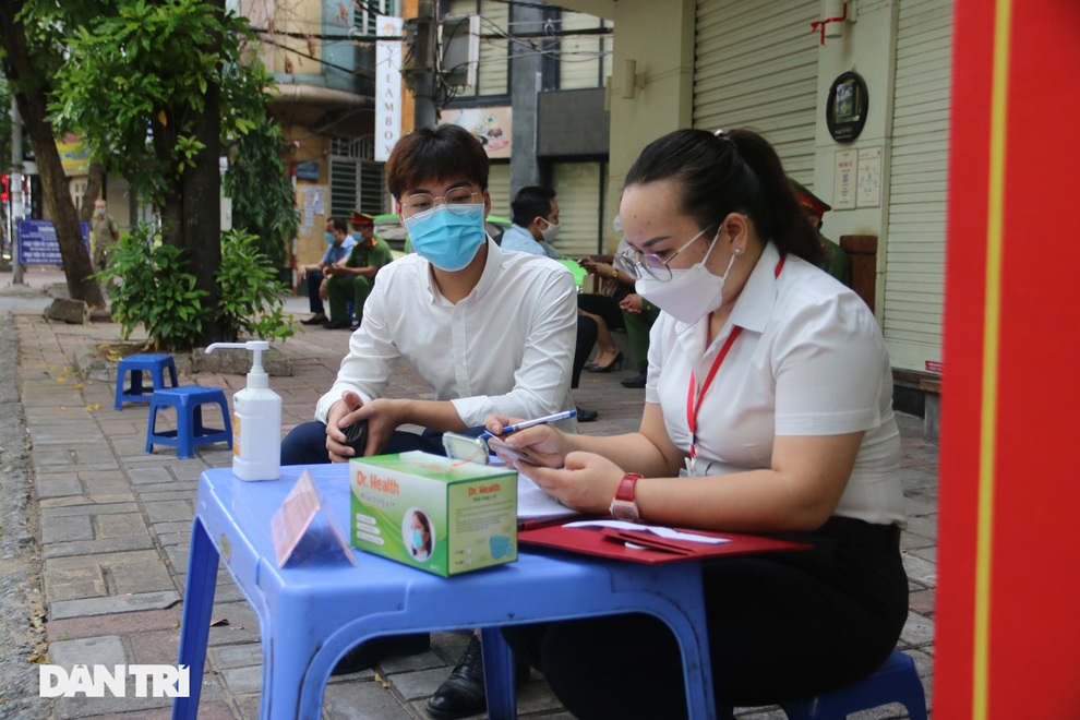 Theo chân công an Hà Nội xử lý người ra đường không lý do chính đáng - 7 Theo chân công an Hà Nội xử lý người ra đường không lý do chính đáng - 7