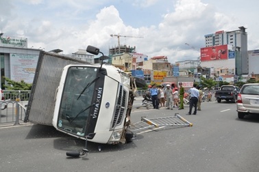 Xe tải lật ngang trên cầu vượt thép