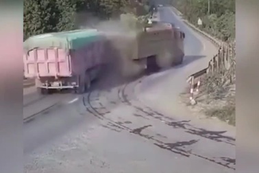 Người đi xe máy suýt bị vạ lây khi hai xe ben tông nhau