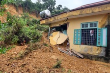 Mưa lũ gây sạt lở đất, hư hại phòng nội trú tại điểm trường miền núi