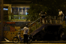 Người dân vượt rào thép gai vận chuyển đồ, rời khỏi khu phong tỏa ở Hà Nội