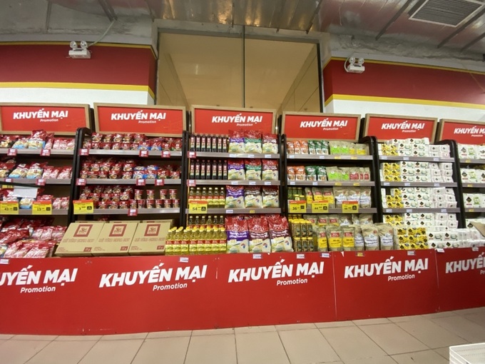 Siêu thị tăng cường khuyến mại, tung hàng nhãn riêng giá tốt hỗ trợ người tiêu dùng trong giai đoạn bão giá.