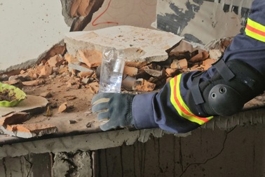 "Bí mật" những chai nước úp ngược của đoàn cứu hộ Việt Nam tại Myanmar