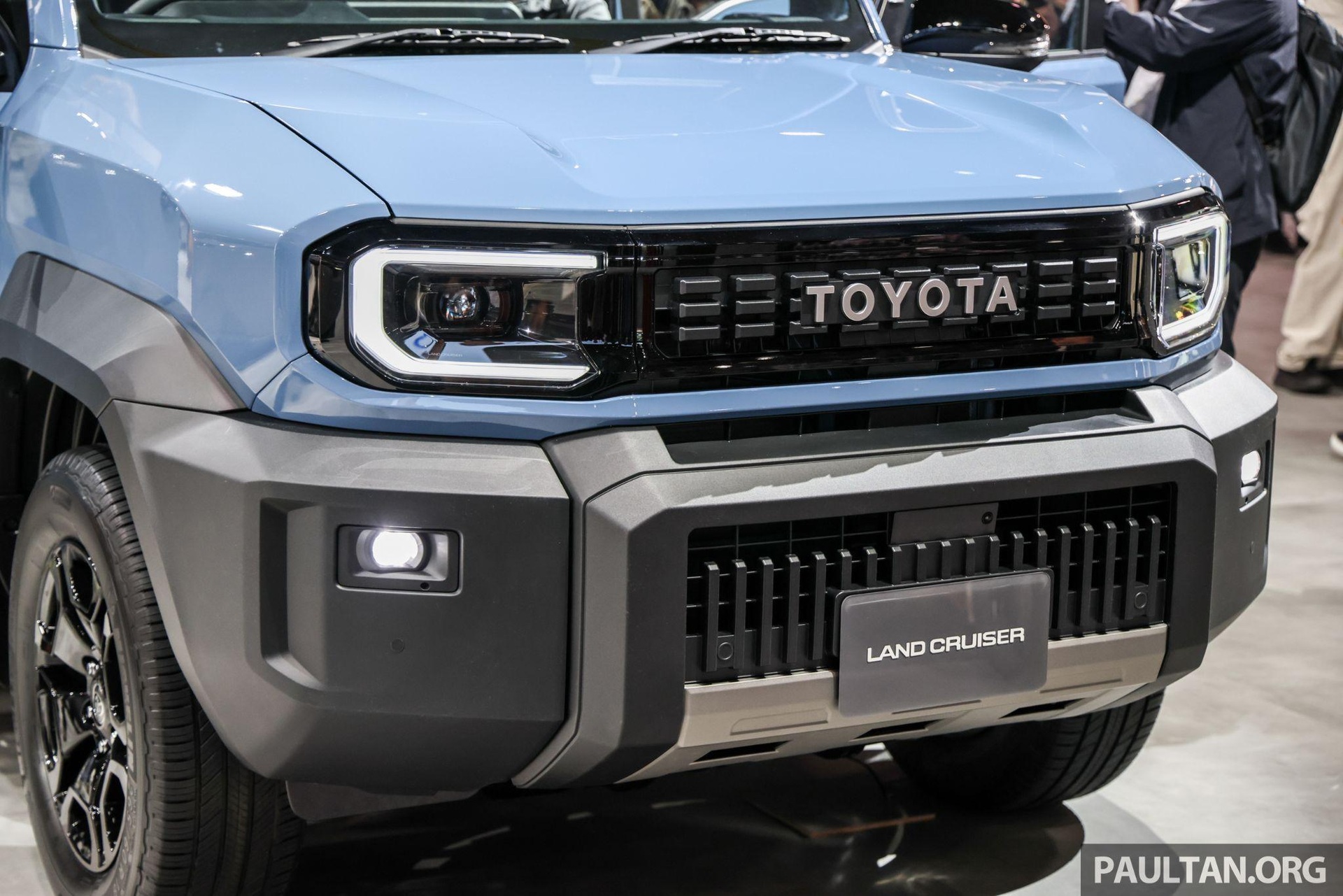 Cận cảnh Toyota Land Cruiser FJ: Off-road “thần sầu”, sẽ bán ở Việt Nam - 4 Cận cảnh Toyota Land Cruiser FJ: Off-road “thần sầu”, sẽ bán ở Việt Nam - 4