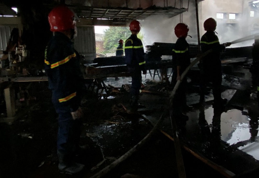 Cháy xưởng gỗ, 5 người trong một gia đình tháo chạy - 1 Cháy xưởng gỗ, 5 người trong một gia đình tháo chạy - 1