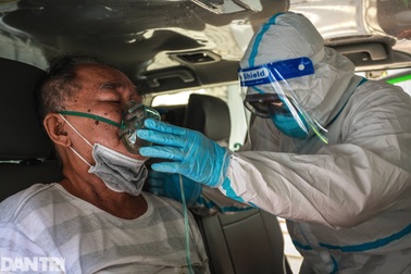 Biệt đội taxi chạy đua với "tử thần" Covid-19, giành lại sự sống cho các F0