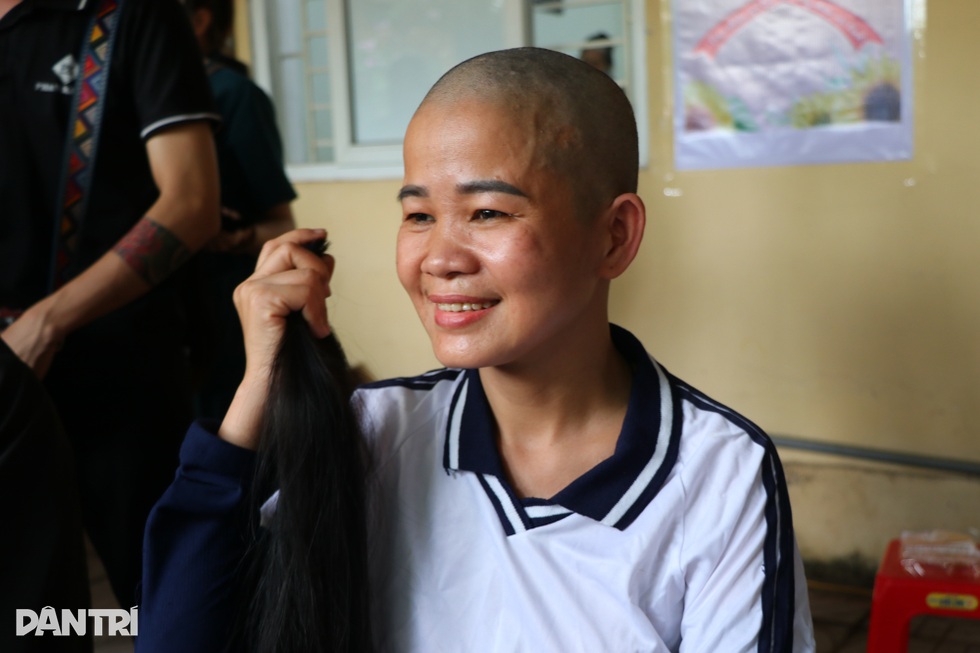 Biến cố tình cảm, sức khỏe và quyết định xuống tóc của nữ công nhân - 1 Biến cố tình cảm, sức khỏe và quyết định xuống tóc của nữ công nhân - 1