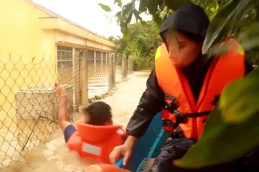 Bình Định: Dân trắng đêm chạy lũ, QL 1A tê liệt