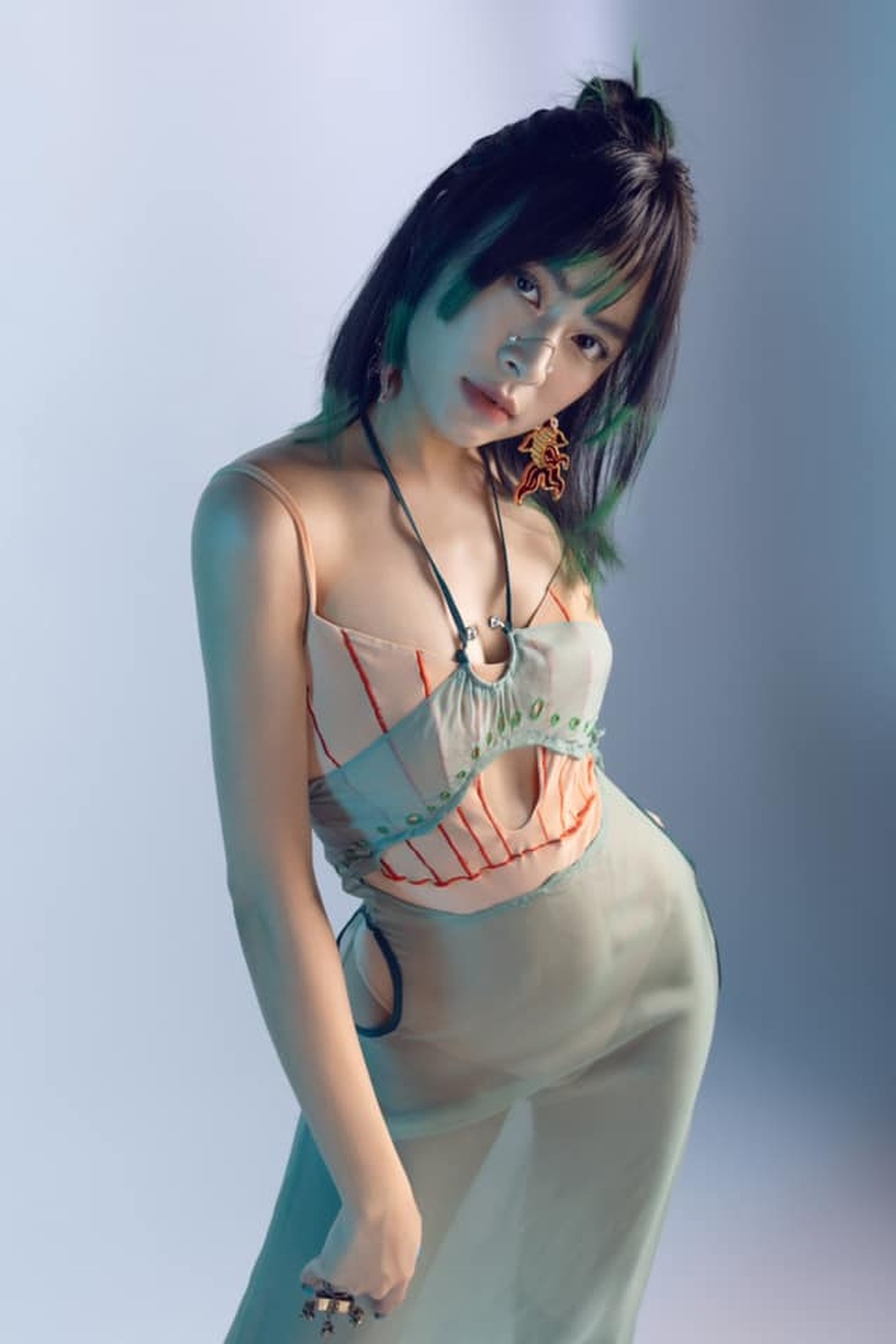 Hoàng Thùy Linh chuộng diện váy áo khoe eo thon, vai trần gợi cảm - 1 Hoàng Thùy Linh chuộng diện váy áo khoe eo thon, vai trần gợi cảm - 1