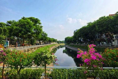 Hà Nội trang trí chậu hoa che ống dẫn nước, lắp máy sục khí ở sông Tô Lịch