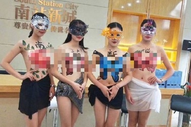 Công ty bất động sản thuê... người mẫu ngực trần để quảng cáo sản phẩm