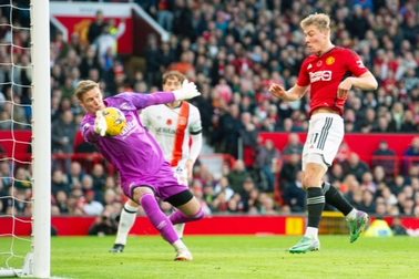 Rasmus Hojlund bỏ lỡ không tưởng, CĐV không thể tin nổi