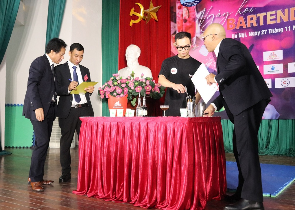 Bartender thể hiện kỹ năng nghề, vừa nhảy múa vừa pha chế - 11 Bartender thể hiện kỹ năng nghề, vừa nhảy múa vừa pha chế - 11