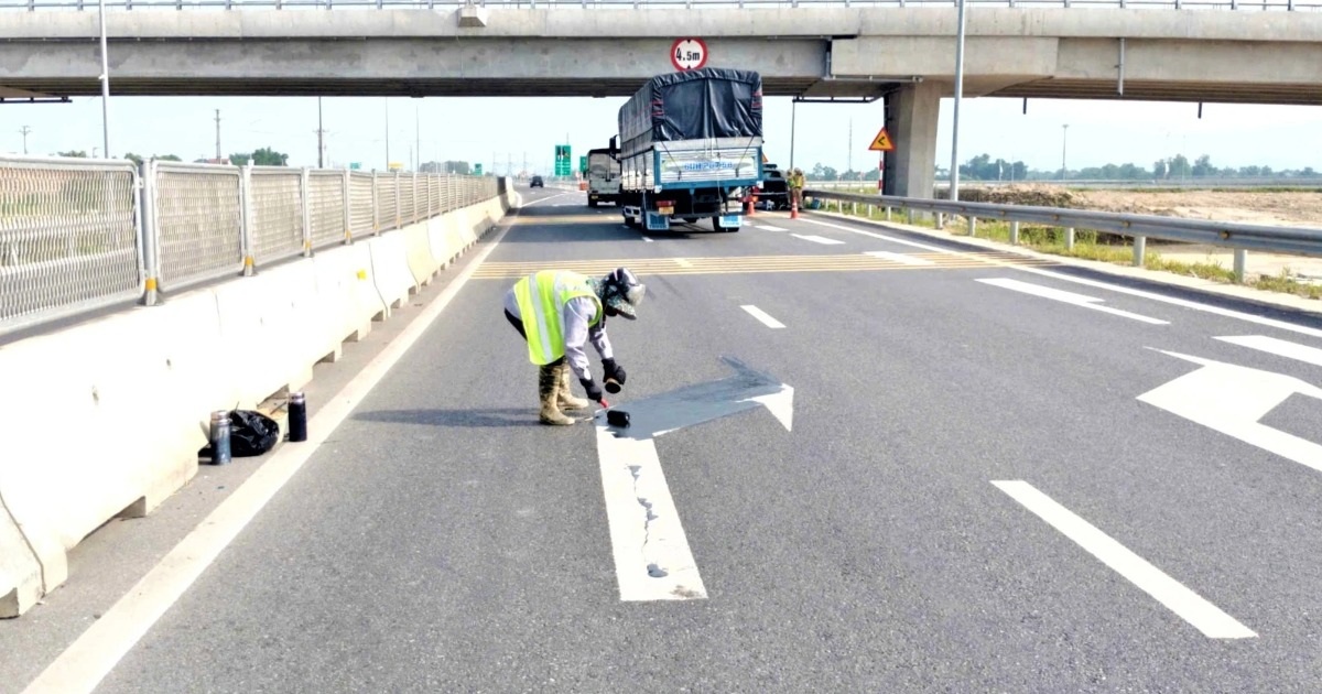 Sửa vạch kẻ đường, biển chỉ dẫn bất hợp lý trên hai tuyến cao tốc dài 90km