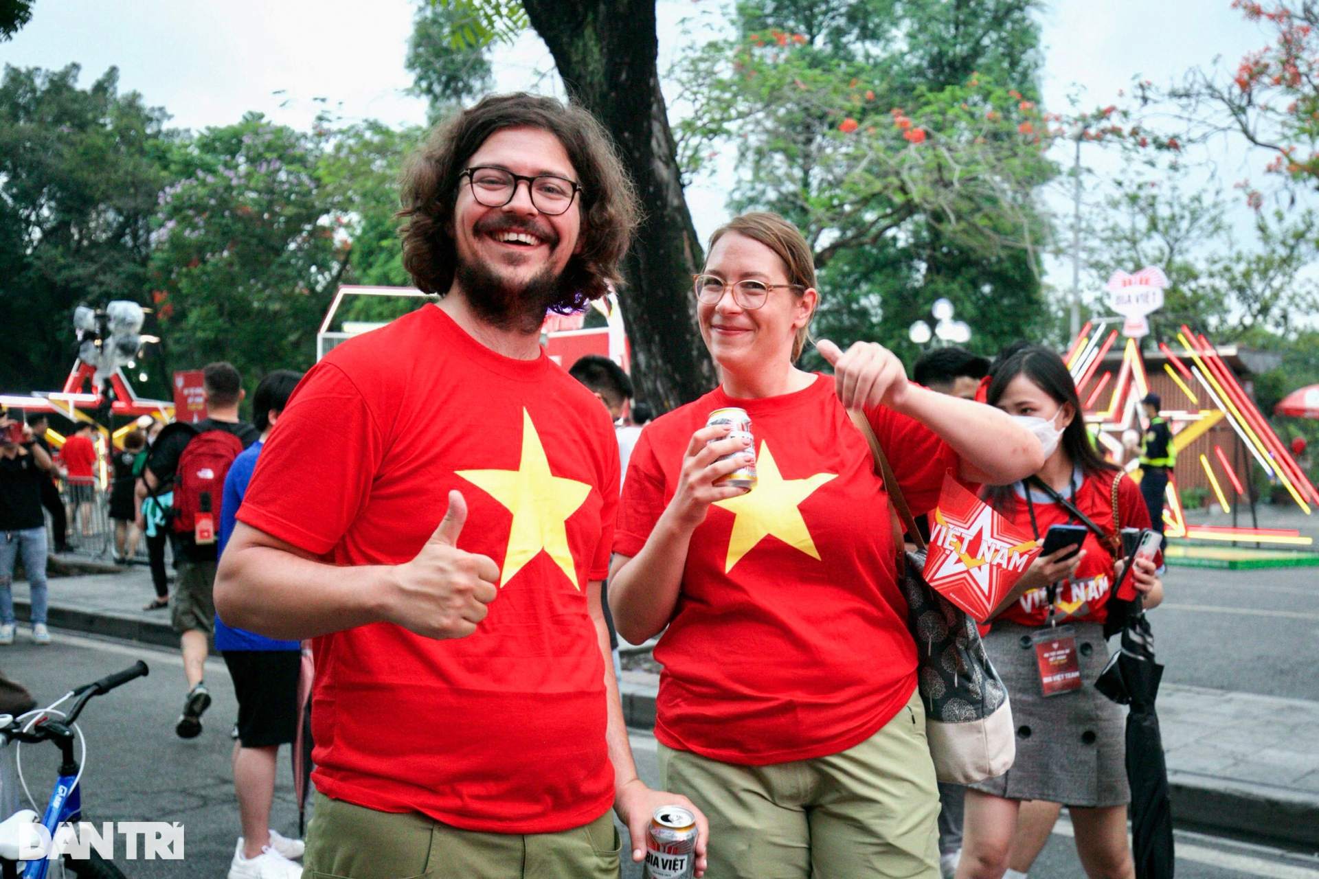 Người hâm mộ đội mưa múa lân, bưng mâm lễ hết mình cổ vũ tuyển U23 Việt Nam - 13