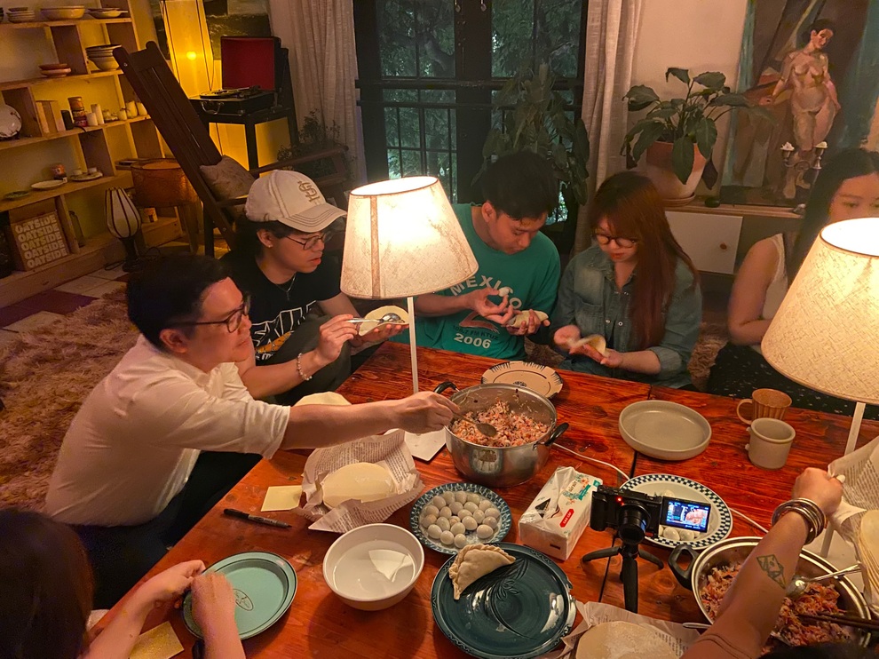 Không gian độc đáo: Nơi người lạ nấu ăn, khiêu vũ và trò chuyện đến sáng - 1 Không gian độc đáo: Nơi người lạ nấu ăn, khiêu vũ và trò chuyện đến sáng - 1