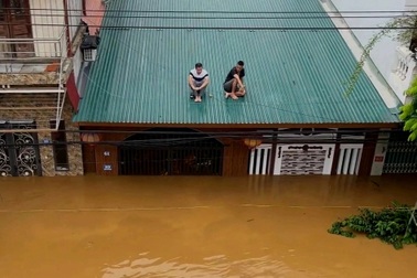 Người dân khắp nơi cầu cứu vì lũ lên nhanh, cung ứng thực phẩm ra sao?