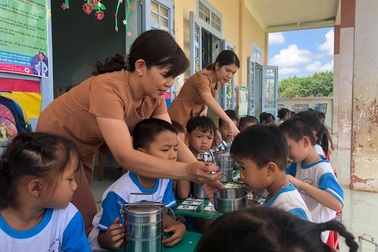 Cả năm giữ chân học trò vùng biên nhờ bữa cơm có thịt, cá