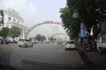 Thanh niên đi xe máy ngã lộn nhào vì phóng nhanh, gây họa cho người khác