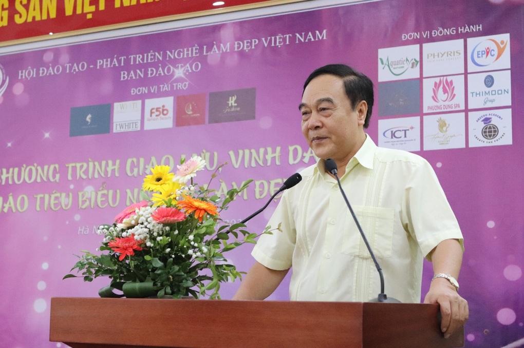 Vinh danh 22 giáo viên tiêu biểu nghề chăm sóc sắc đẹp - 1 Vinh danh 22 giáo viên tiêu biểu nghề chăm sóc sắc đẹp - 1